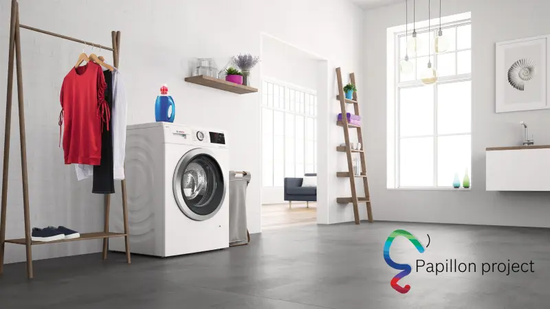 Pièce d'une maison avec une machine à laver Bosch et le logo Papillon Project