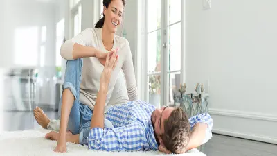 Un homme et une femme allongés sur le sol.